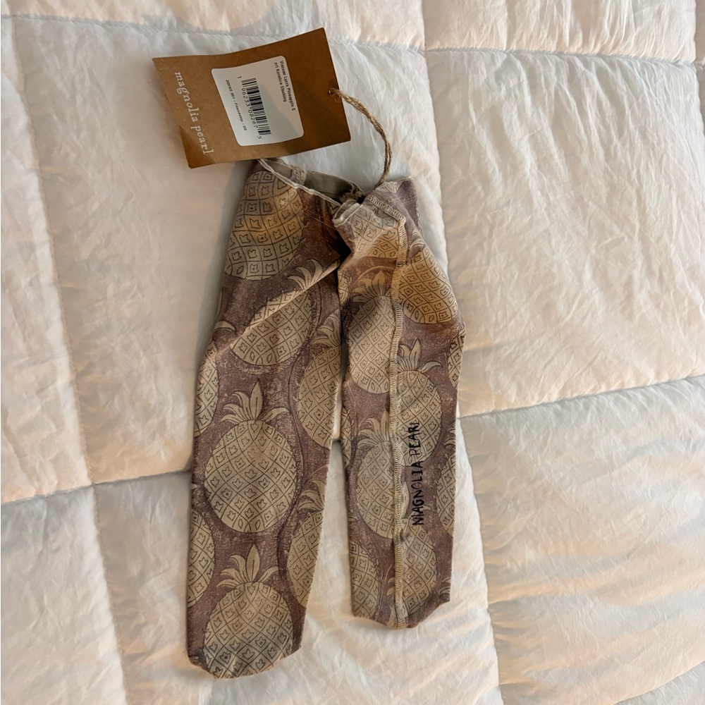 Magnolia Pearl Pineapple Socks 051 Friendship NWT